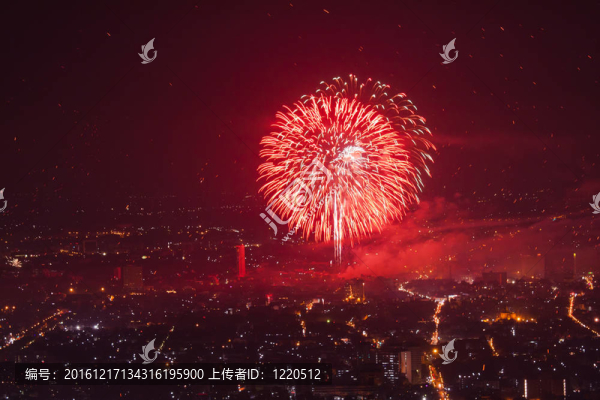 大紅色煙花在城市上空