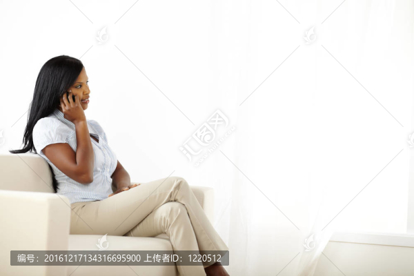 可愛的年輕女人手機(jī)