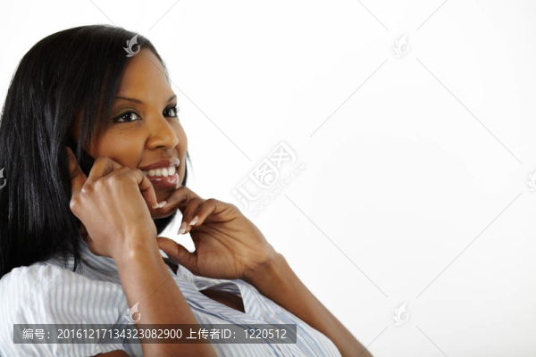 漂亮的年輕女人在手機(jī)上說話