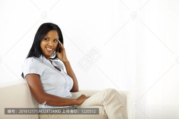 友好的年輕女人在手機上