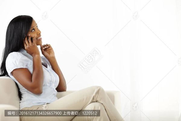 可愛的年輕女人在手機上