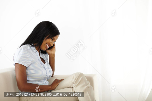 微笑的年輕女子在移動