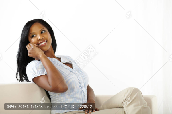 可愛的年輕女子在移動(dòng)