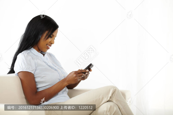 可愛(ài)的年輕女人發(fā)短信