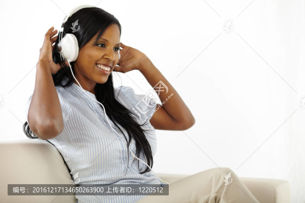 年輕女士聽音樂，玩得開心