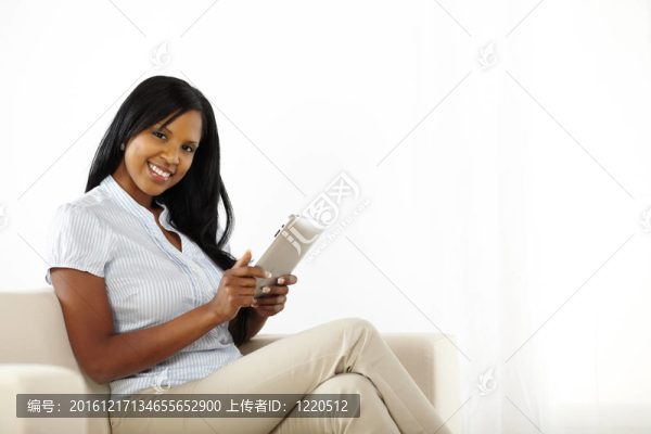 漂亮的年輕女性使用平板電腦