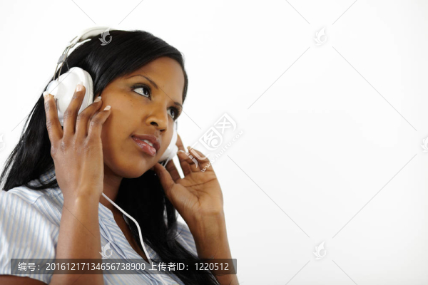 平靜的年輕女人在聽(tīng)音樂(lè)