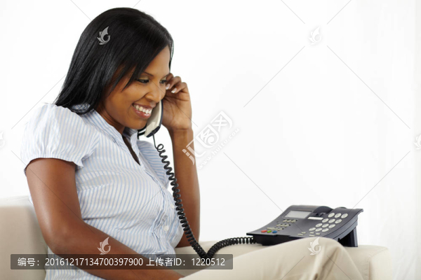 漂亮的年輕女人在打電話