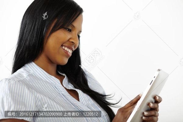 漂亮女人玩平板電腦玩得開心