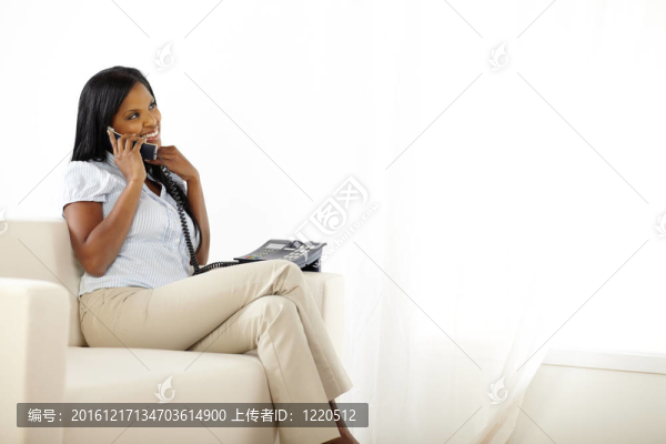 輕松漂亮的小姐在電話里說話