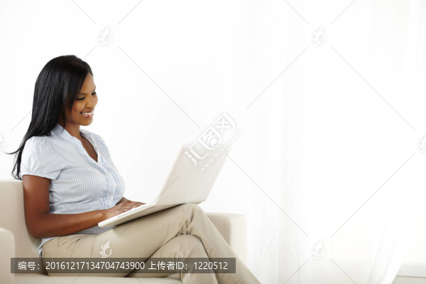 可愛的年輕女人在筆記本電腦上工作