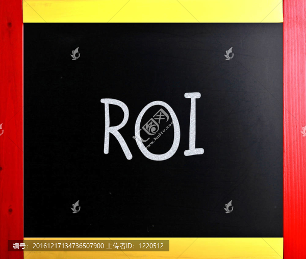 用粉筆在黑板上手寫的ROI單詞