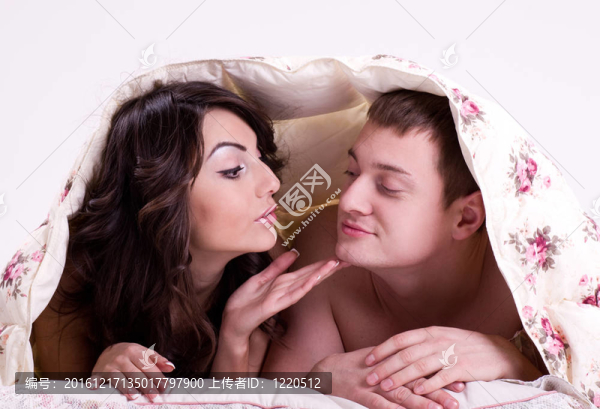 美麗的戀人在床上