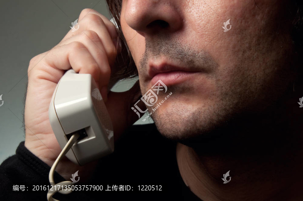 男子在電話