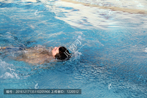 一個(gè)男人在游泳池游泳仰泳