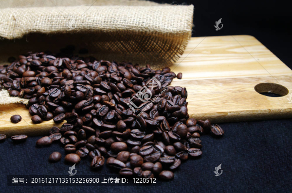 咖啡豆和粗麻布