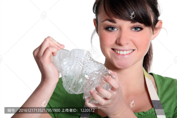年輕女孩擠壓塑料瓶
