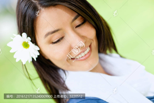 頭發(fā)上有花的女人