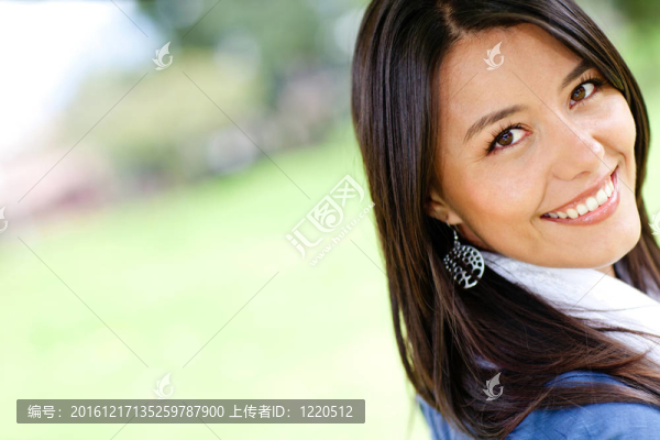 幸福的女人在戶外