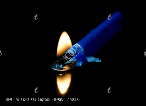在黑色背景上燃燒藍(lán)色蠟燭