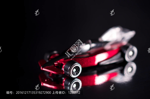 紅色玩具跑車黑色背景