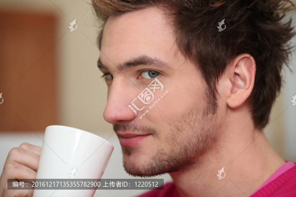 人喝咖啡杯