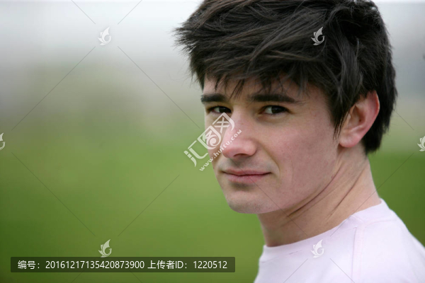 男孩獨(dú)自站在田野里