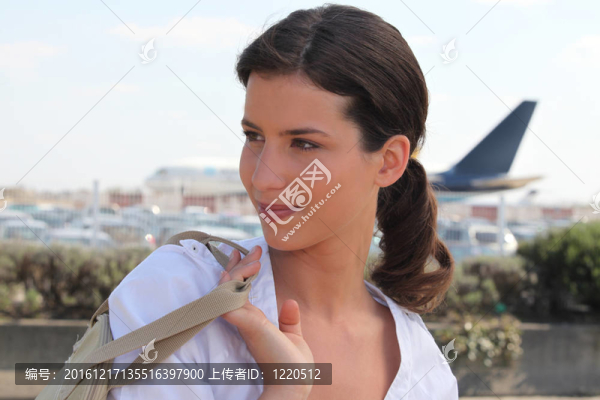 機(jī)場附近的女人