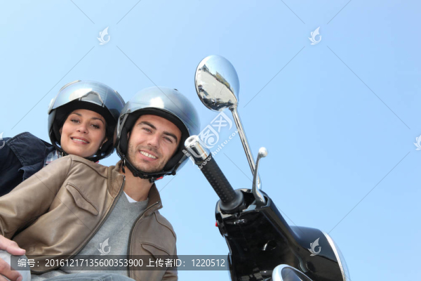 滑板車上的兩個(gè)人