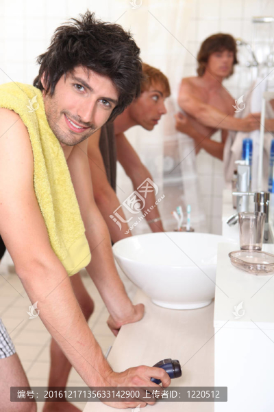 浴室里的年輕人