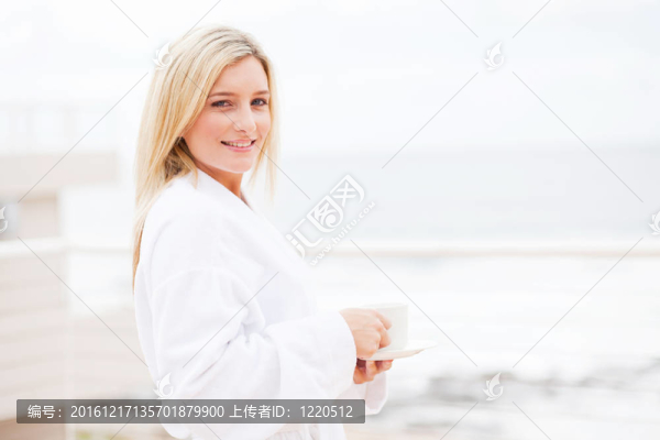 在浴衣喝咖啡的年輕女子