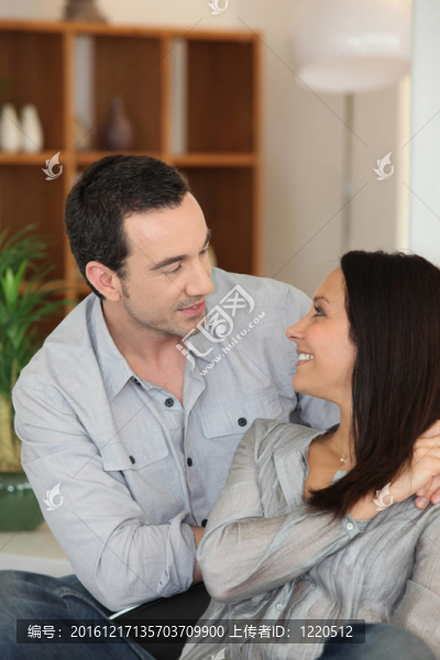 夫婦在家交談
