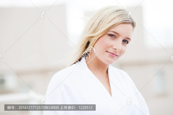 早上穿著睡衣的漂亮女人