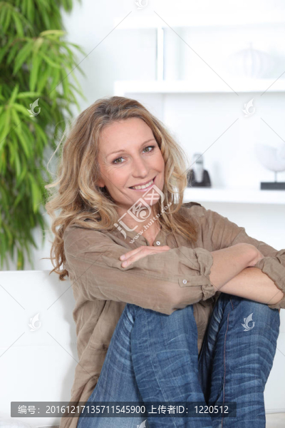 坐在沙發(fā)上的女人