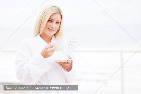 在浴衣喝茶包廂里的女人