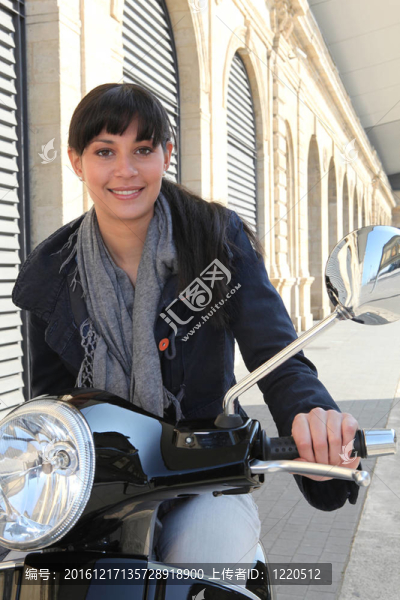滑板車(chē)上的年輕女子