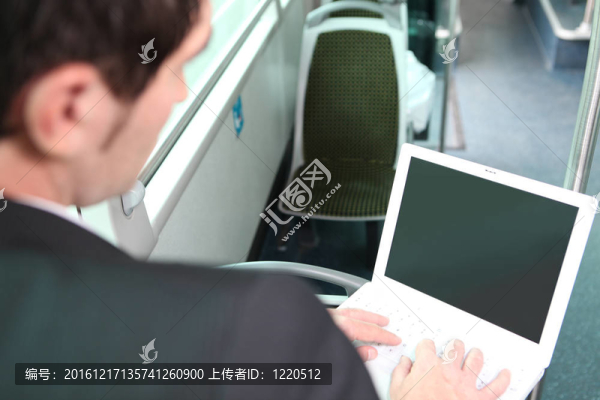 在公共汽車(chē)上工作的人