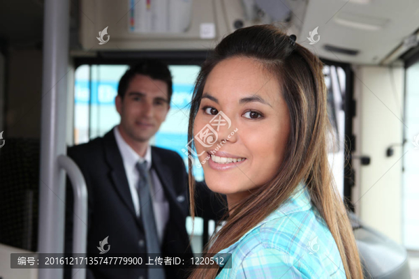 公交車上的女孩
