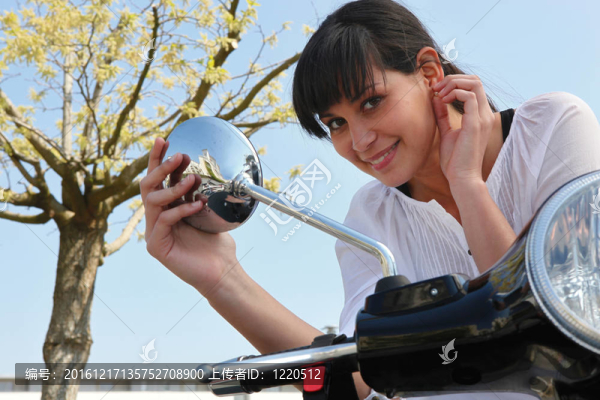黑色的摩托車