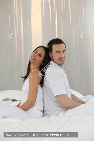 夫婦坐回到床上