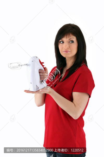 女子手持電動攪拌器在白色背景