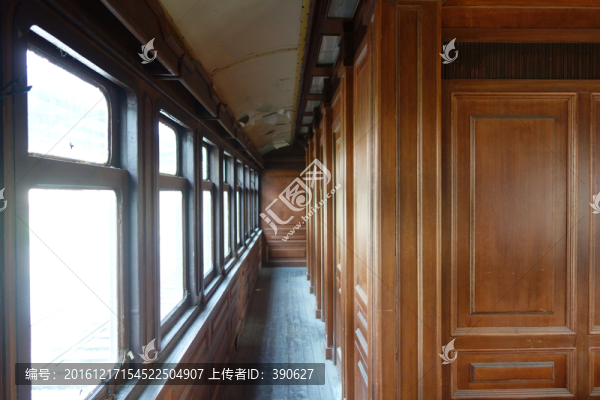 老式火車內(nèi)部車廂