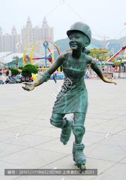 女孩滑旱冰雕塑