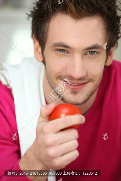 一個拿著西紅柿的男人的肖像