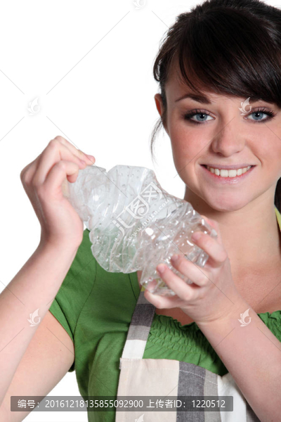 婦女粉碎塑料瓶