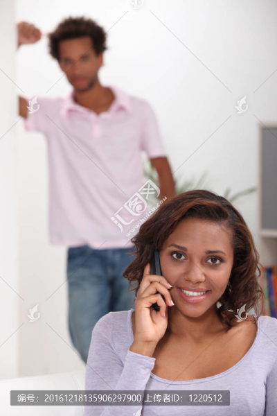 打電話的女人