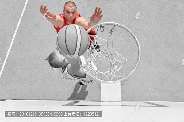 球場(chǎng)上的兩名籃球運(yùn)動(dòng)員