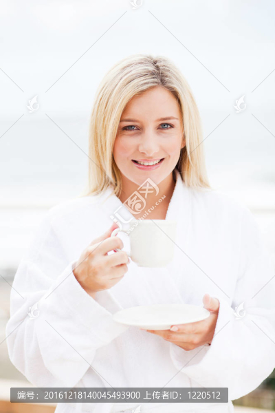 在浴衣喝咖啡幸福的女人