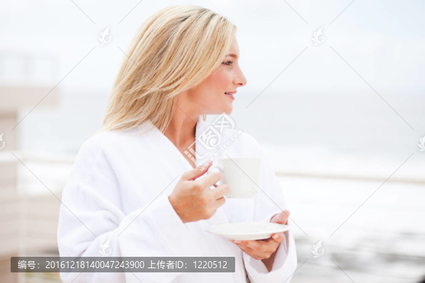 在浴衣喝咖啡的年輕女子