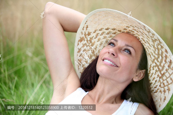 戴帽子的女人